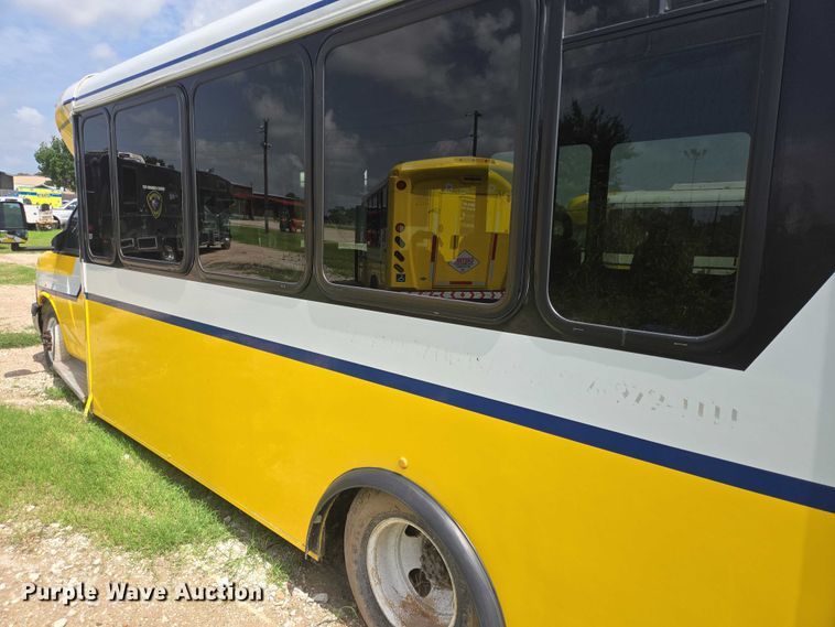 image for item EQ4036 2017 Chevrolet Express G4500 shuttle bus