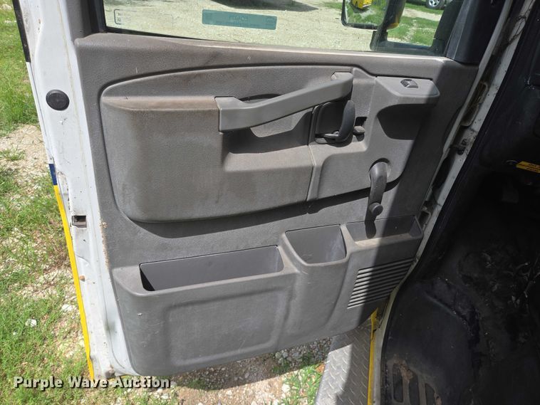 image for item EQ4036 2017 Chevrolet Express G4500 shuttle bus