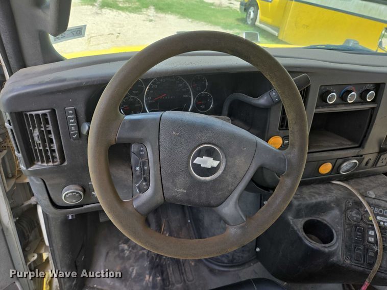 image for item EQ4036 2017 Chevrolet Express G4500 shuttle bus