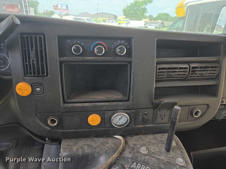 image for item EQ4036 2017 Chevrolet Express G4500 shuttle bus