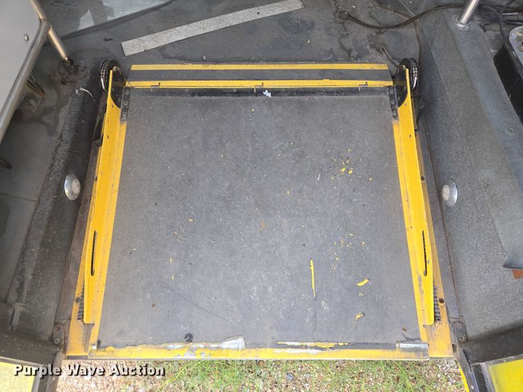 image for item EQ4036 2017 Chevrolet Express G4500 shuttle bus