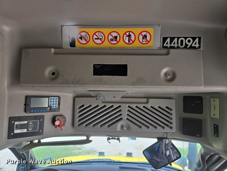 image for item EQ4036 2017 Chevrolet Express G4500 shuttle bus