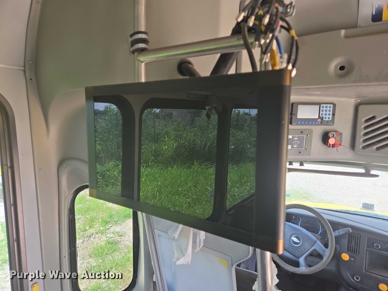 image for item EQ4036 2017 Chevrolet Express G4500 shuttle bus