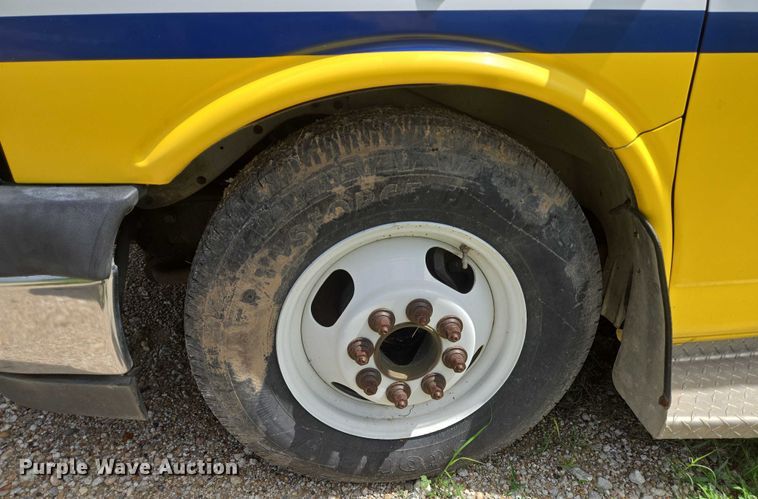 image for item EQ4036 2017 Chevrolet Express G4500 shuttle bus