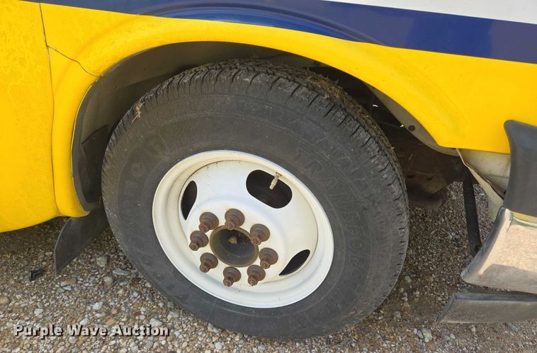 image for item EQ4036 2017 Chevrolet Express G4500 shuttle bus