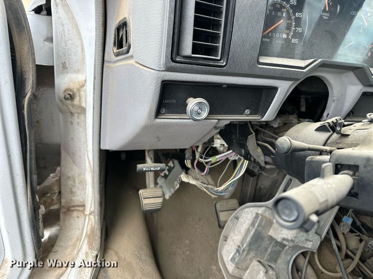 image for item EQ4593 1996 Chevrolet Aero XT 30 HD shuttle bus