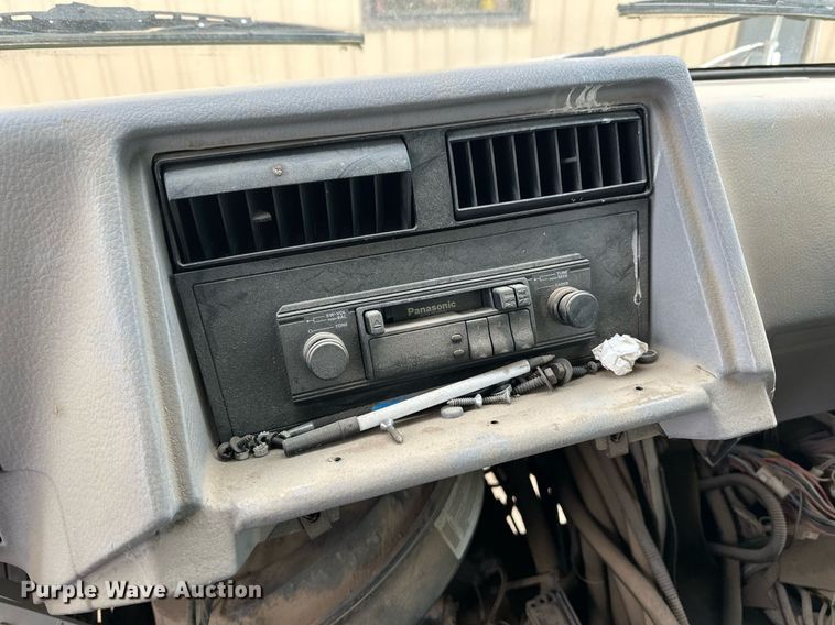 image for item EQ4593 1996 Chevrolet Aero XT 30 HD shuttle bus