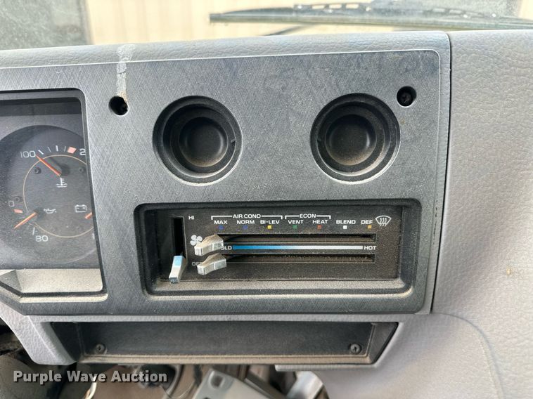 image for item EQ4593 1996 Chevrolet Aero XT 30 HD shuttle bus