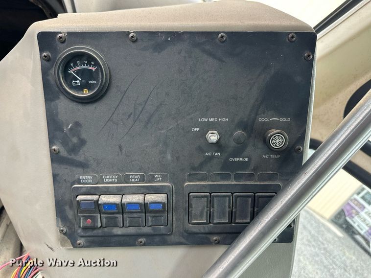 image for item EQ4593 1996 Chevrolet Aero XT 30 HD shuttle bus