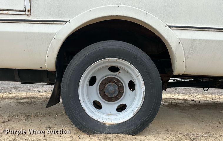 image for item EQ4593 1996 Chevrolet Aero XT 30 HD shuttle bus