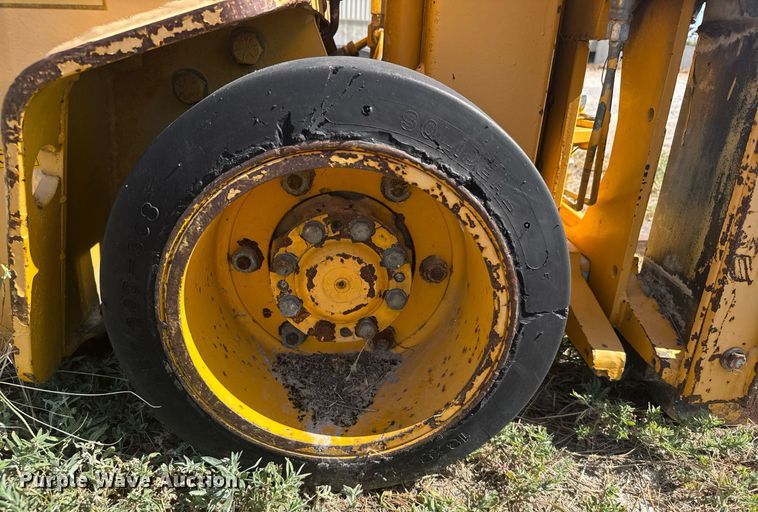 image for item ER2145 2010 Hyster E60XL forklift