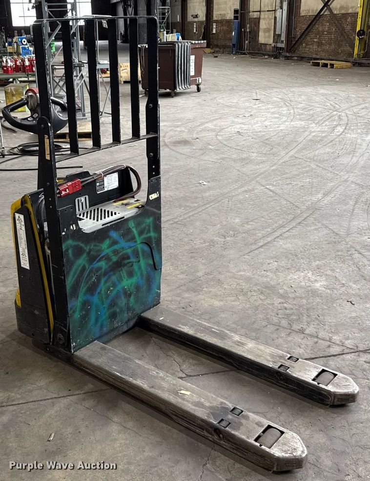 image for item MZ9394 2017 Yale MPB045 pallet jack