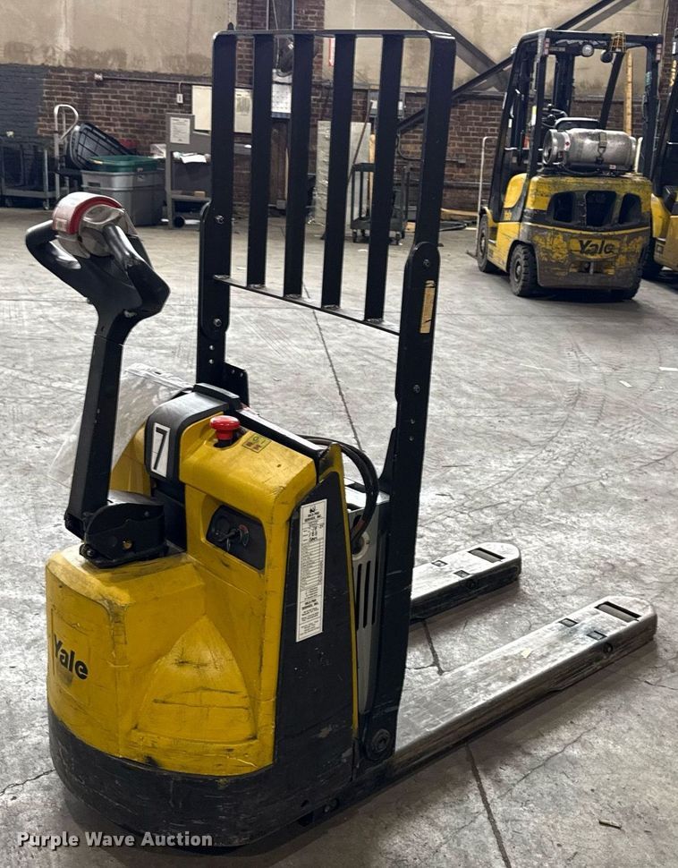 image for item MZ9394 2017 Yale MPB045 pallet jack