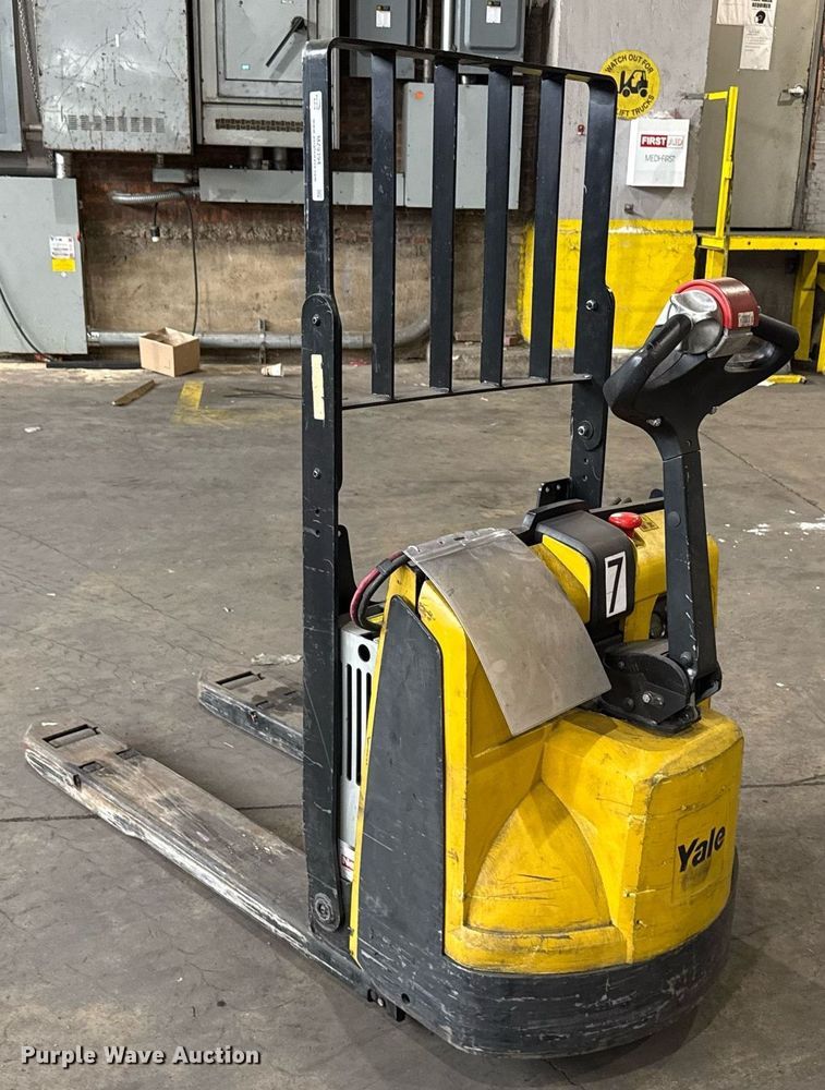 image for item MZ9394 2017 Yale MPB045 pallet jack