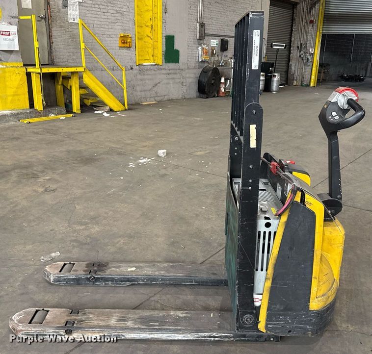 image for item MZ9394 2017 Yale MPB045 pallet jack