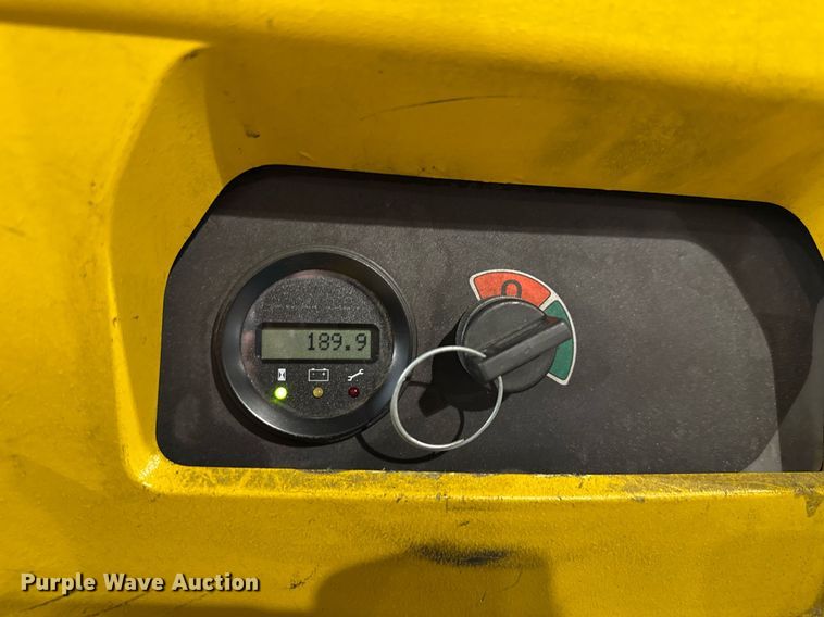 image for item MZ9394 2017 Yale MPB045 pallet jack