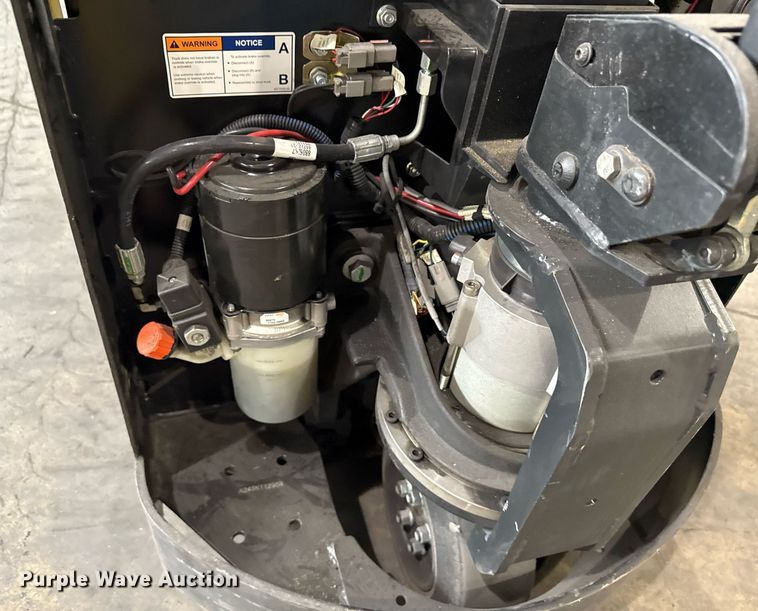 image for item MZ9394 2017 Yale MPB045 pallet jack