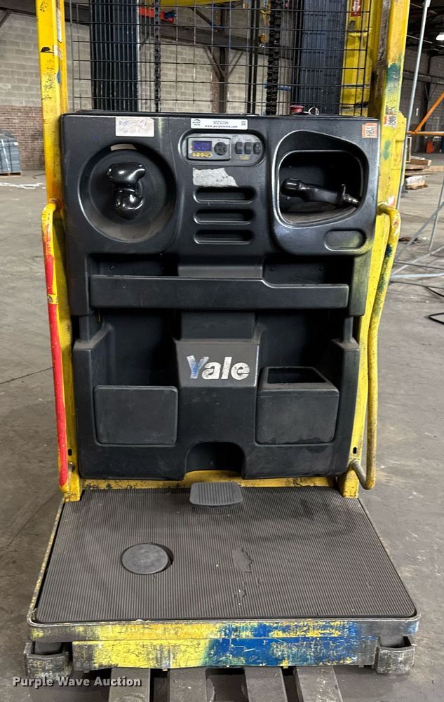 image for item MZ9396 2017 Yale OS030 order picker