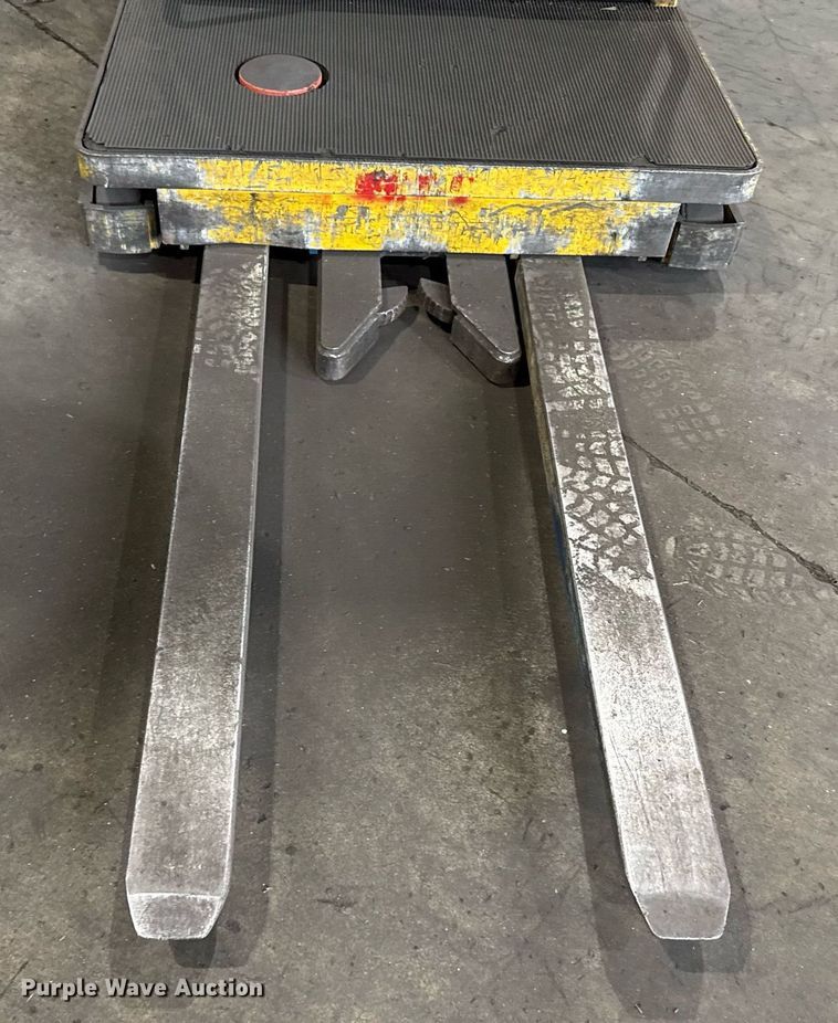 image for item MZ9397 2019 Yale OS030 order picker