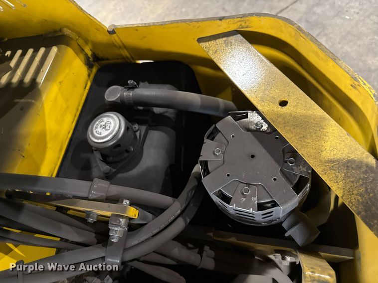 image for item MZ9397 2019 Yale OS030 order picker