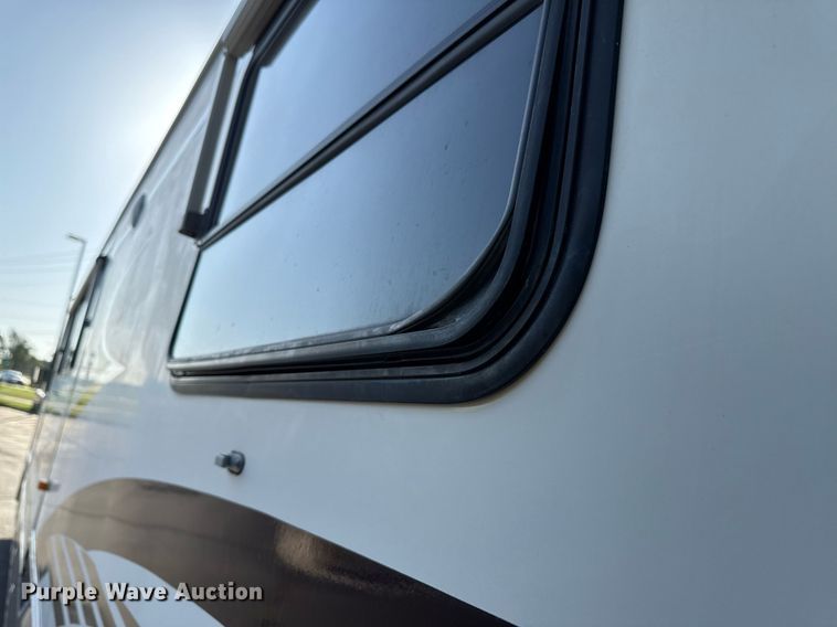 image for item OJ9927 2000 Newmar Mountain Aire RV