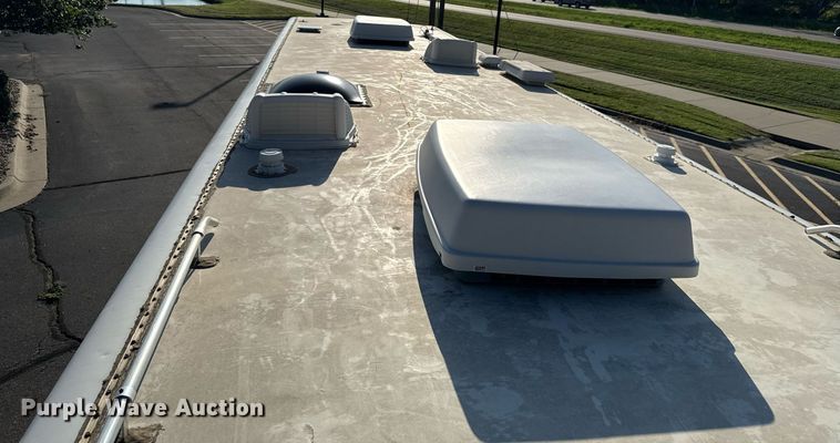 image for item OJ9927 2000 Newmar Mountain Aire RV