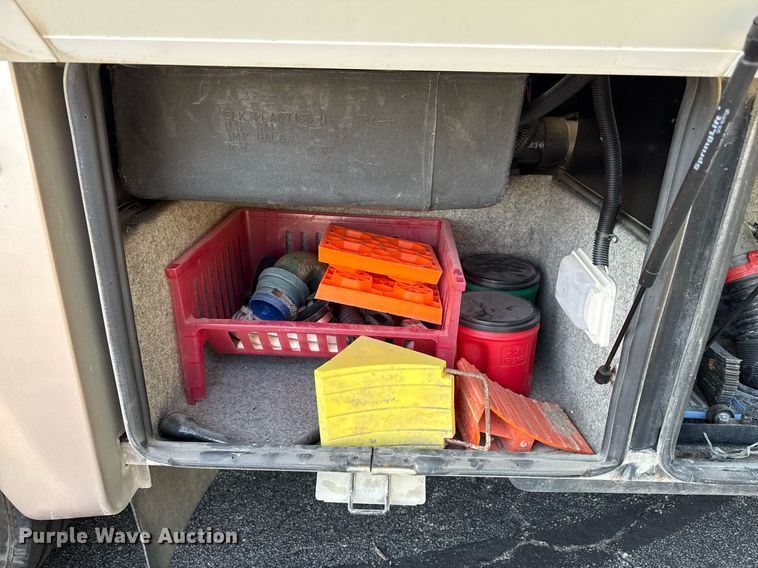 image for item OJ9927 2000 Newmar Mountain Aire RV