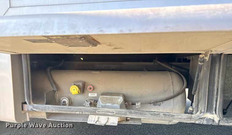 image for item OJ9927 2000 Newmar Mountain Aire RV