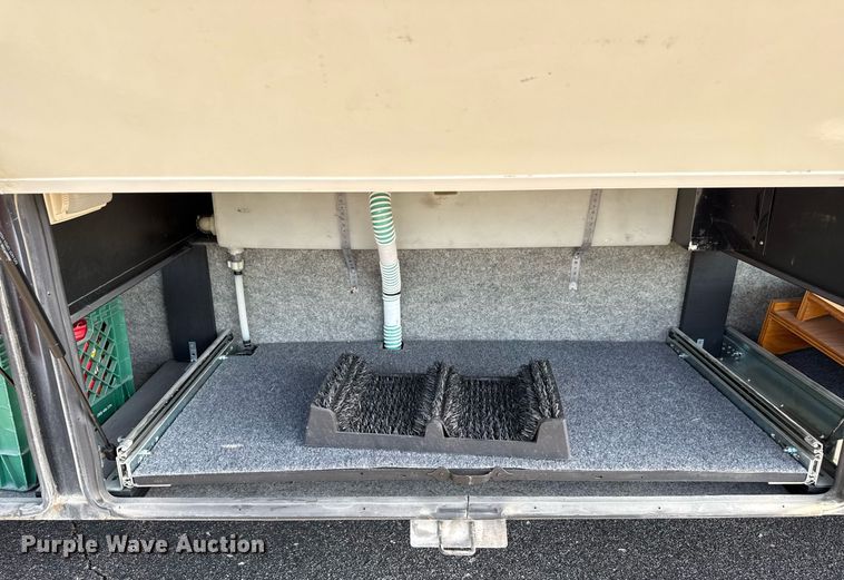 image for item OJ9927 2000 Newmar Mountain Aire RV