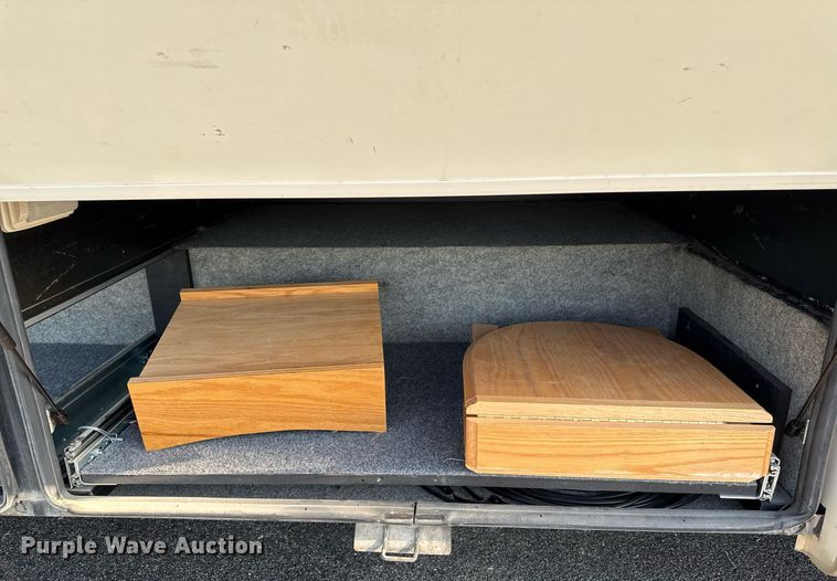 image for item OJ9927 2000 Newmar Mountain Aire RV