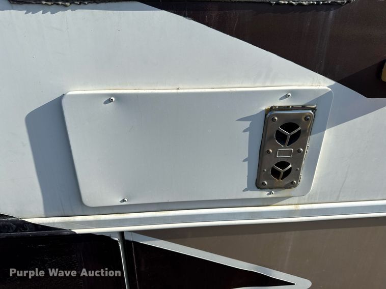 image for item OJ9927 2000 Newmar Mountain Aire RV