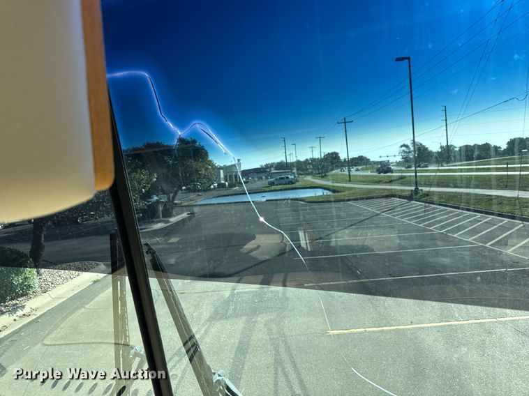 image for item OJ9927 2000 Newmar Mountain Aire RV