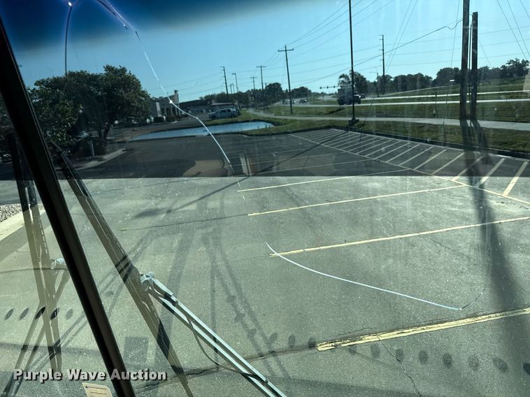 image for item OJ9927 2000 Newmar Mountain Aire RV