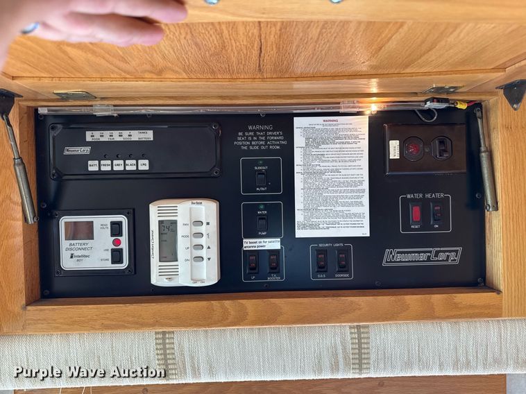 image for item OJ9927 2000 Newmar Mountain Aire RV