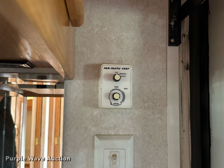 image for item OJ9927 2000 Newmar Mountain Aire RV