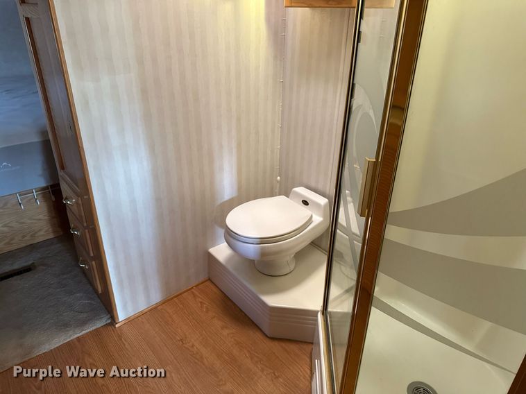 image for item OJ9927 2000 Newmar Mountain Aire RV