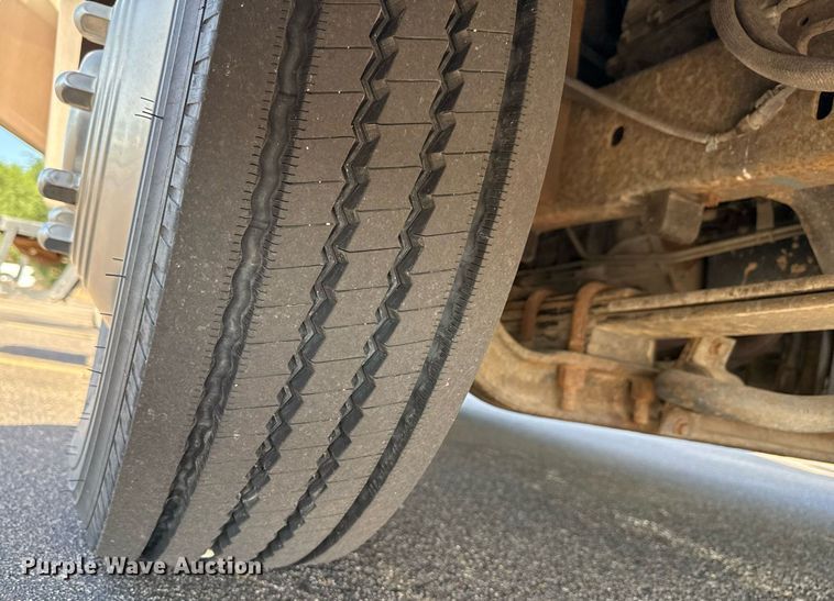 image for item OJ9927 2000 Newmar Mountain Aire RV