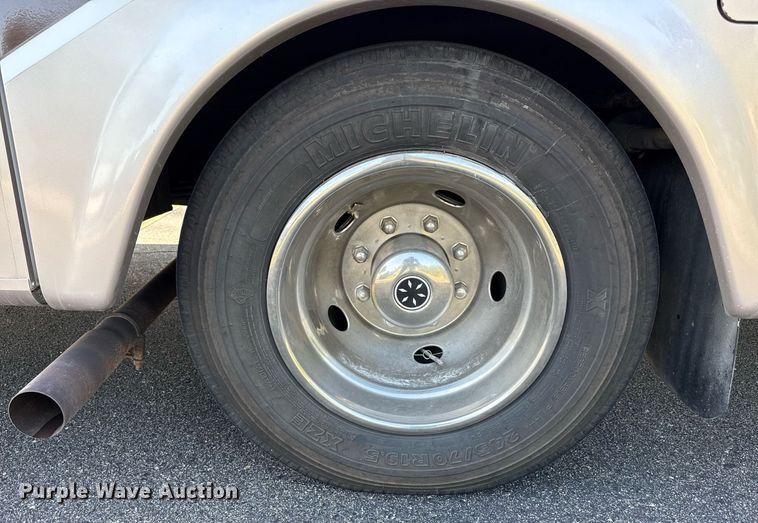 image for item OJ9927 2000 Newmar Mountain Aire RV