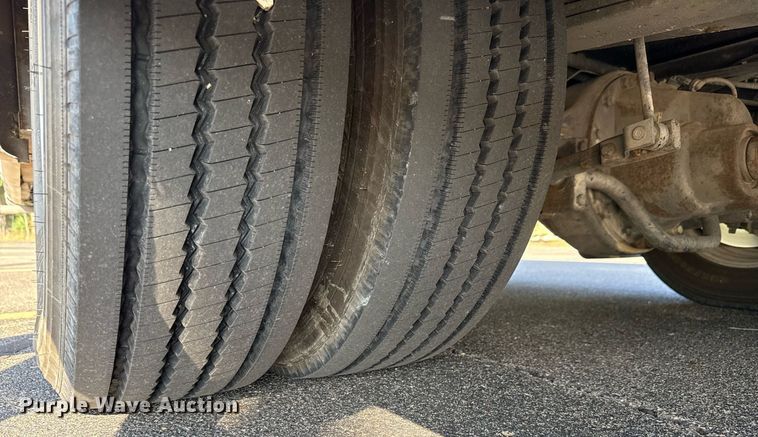 image for item OJ9927 2000 Newmar Mountain Aire RV