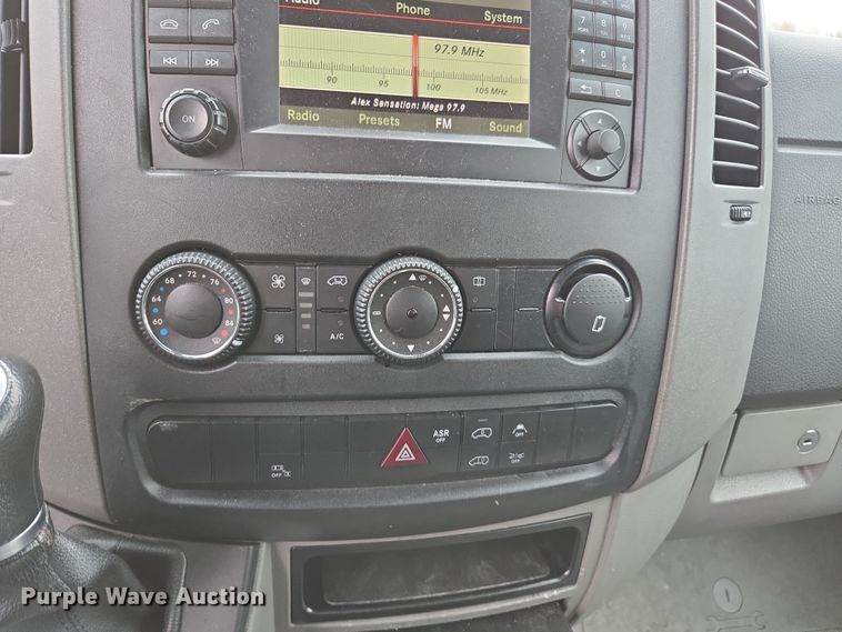 image for item YA0446 2016 Freightliner Sprinter 2500 van