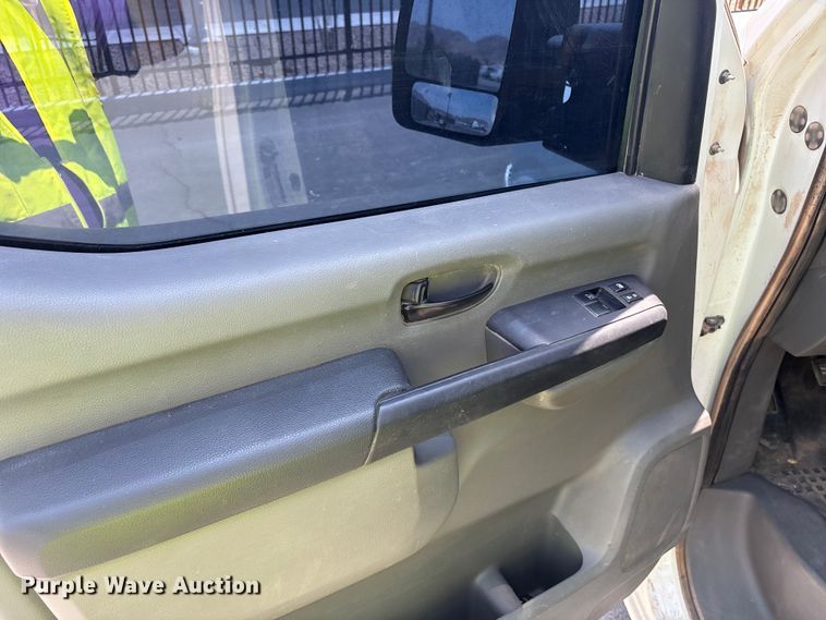 image for item YA0672 2018 Nissan NV2500 van