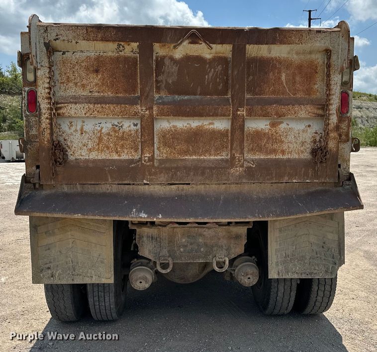 image for item DF8598 1999 International 4900 dump truck