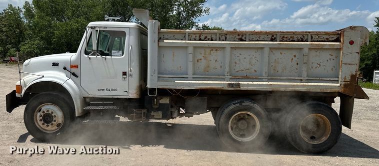 image for item DF8598 1999 International 4900 dump truck