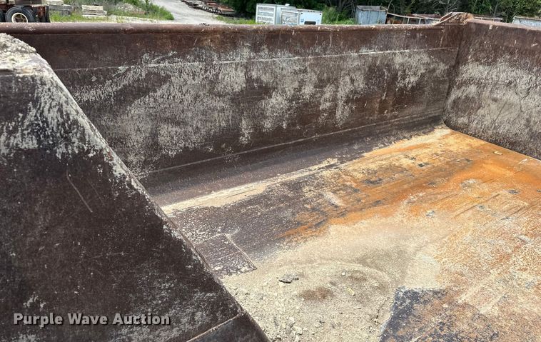 image for item DF8598 1999 International 4900 dump truck