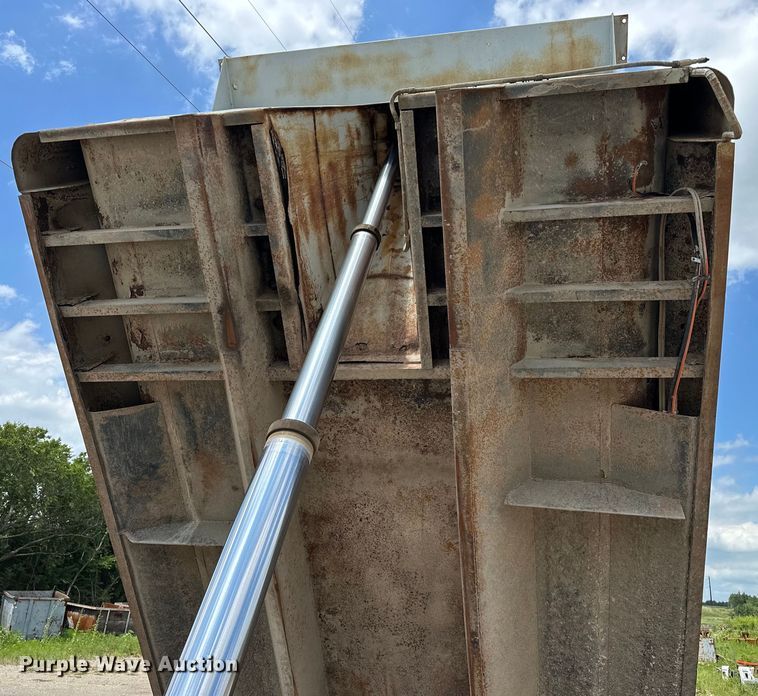 image for item DF8598 1999 International 4900 dump truck