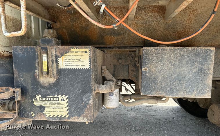 image for item DF8598 1999 International 4900 dump truck