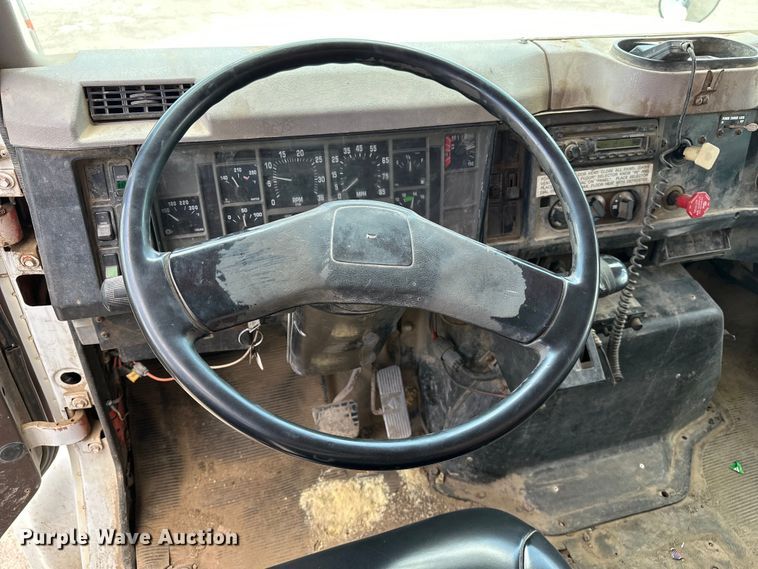 image for item DF8598 1999 International 4900 dump truck