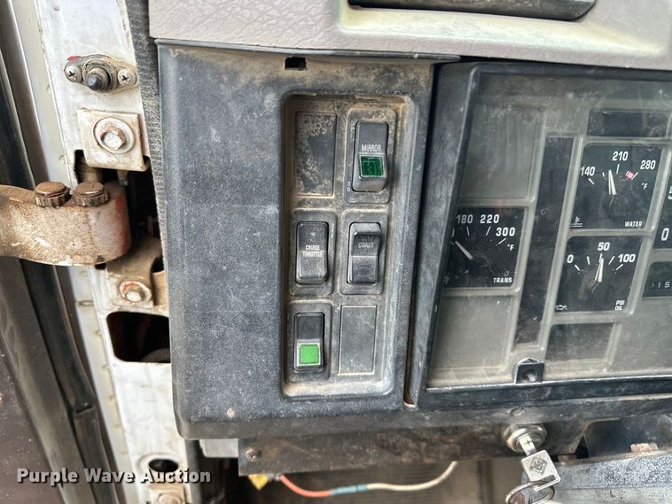 image for item DF8598 1999 International 4900 dump truck