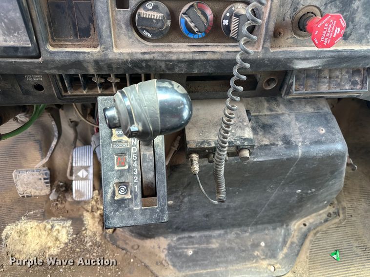 image for item DF8598 1999 International 4900 dump truck