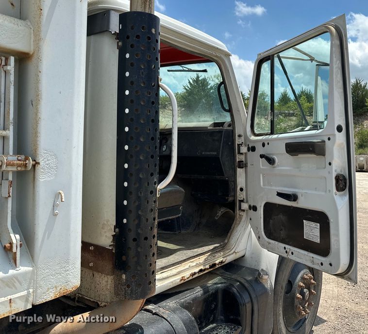 image for item DF8598 1999 International 4900 dump truck